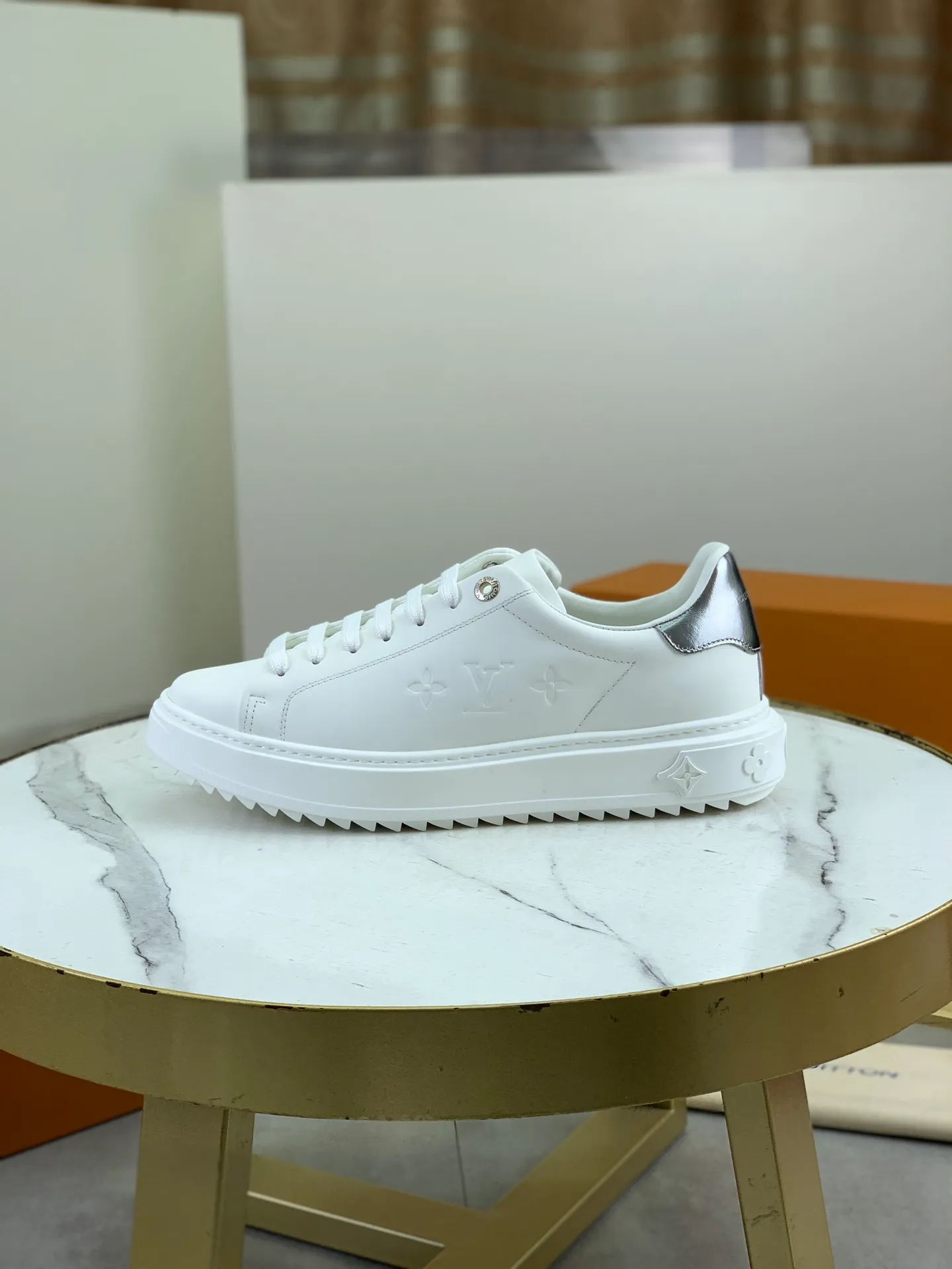 Factory price P700 💶 Top version [LOUIS VUITTON] Couple 🧑‍🤝‍🧑 Craftsman style Counter series (original order) New style 🍀LV Louis Vuitton - top version LV classic high-top trendy shoes! Made of imported original craft calfskin, original breathable lining, and original wear-resistant, lightweight, high-end TPU outsole! High quality products! 3️⃣ colors available, code numbers: female 35-39, male 39-44 (female 40, male 45 46 customized)